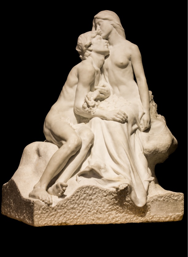 Escultura de marbre. Parella de noi i noia nus, asseguts en actitud amorosa.